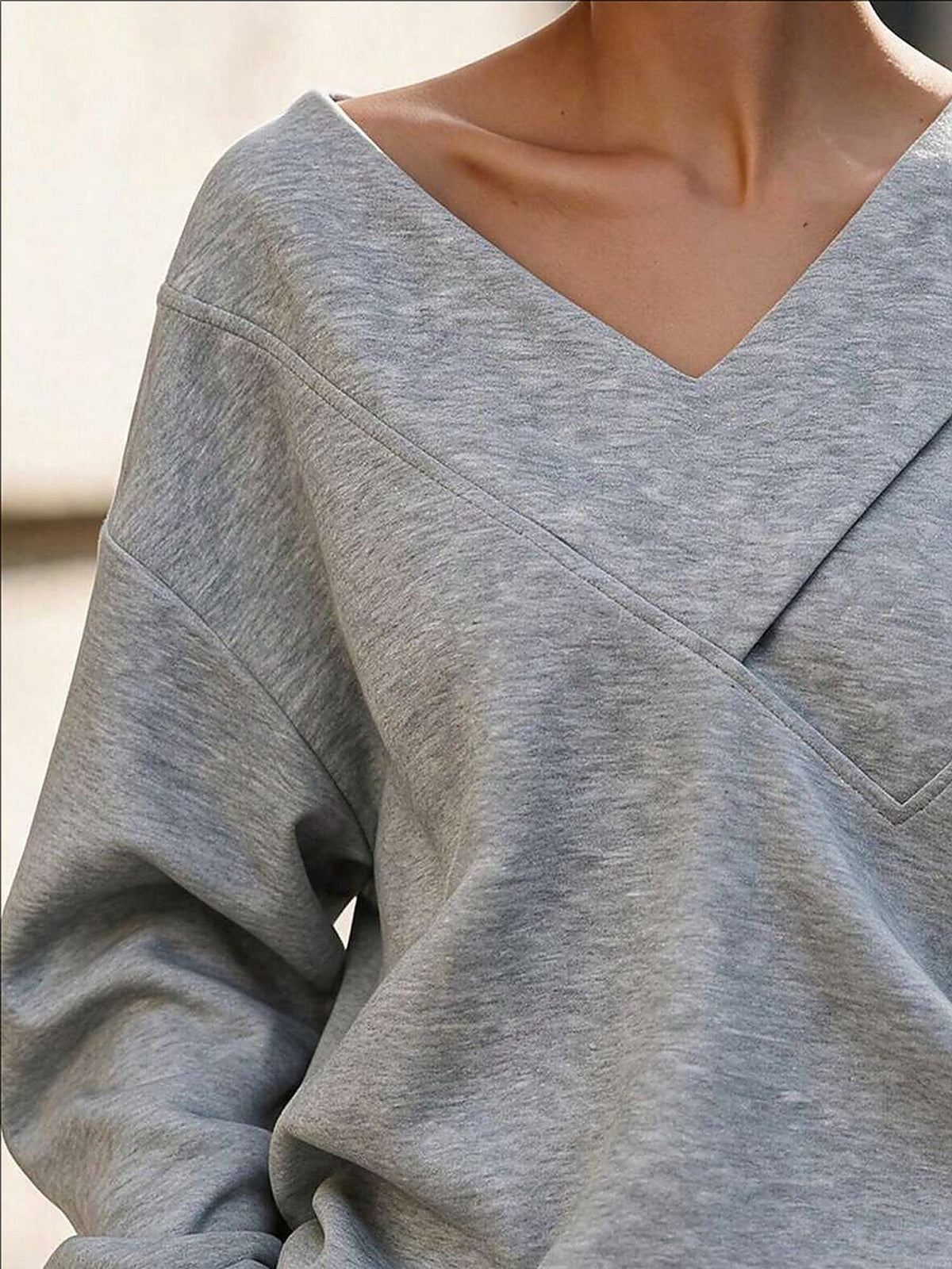 Sweatshirt til damer i grå med V-hals og bar skulder