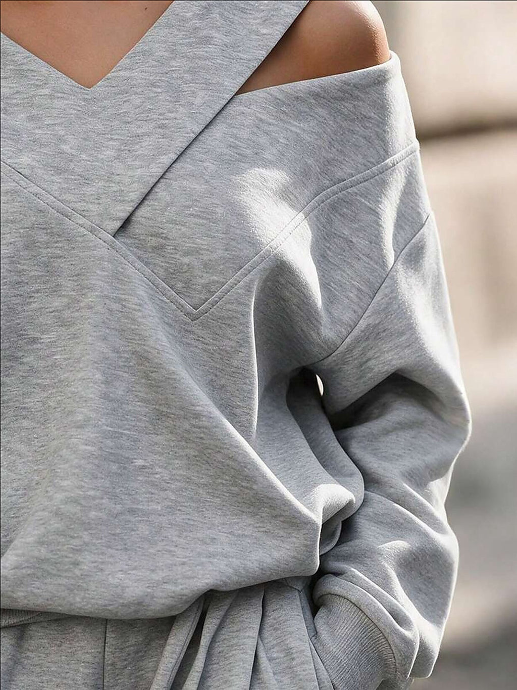Sweatshirt til damer i grå med V-hals og bar skulder