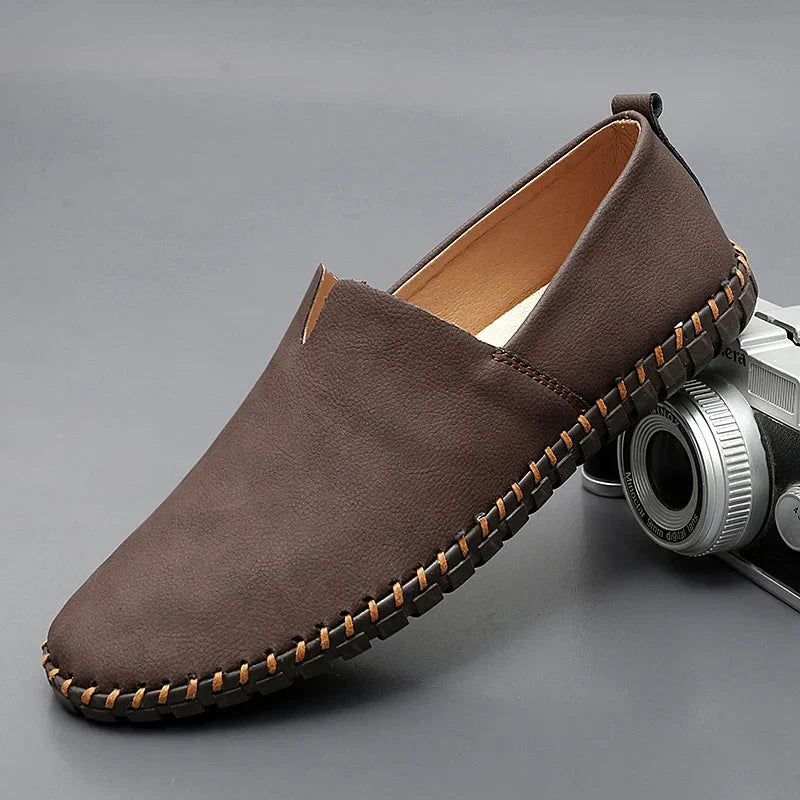 Mocassins de enfiar de mulher com costura entrançada decorativa