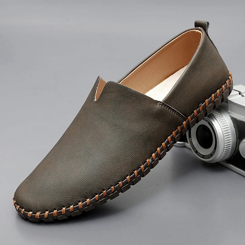 Mocassins de enfiar de mulher com costura entrançada decorativa