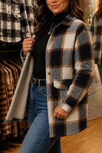 Casaco camisa de mulher aos quadrados, corte folgado, com bolsos