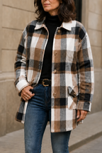 Casaco camisa de mulher aos quadrados, corte folgado, com bolsos