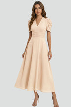 Vestido midi de mulher com decote em V e mangas curtas