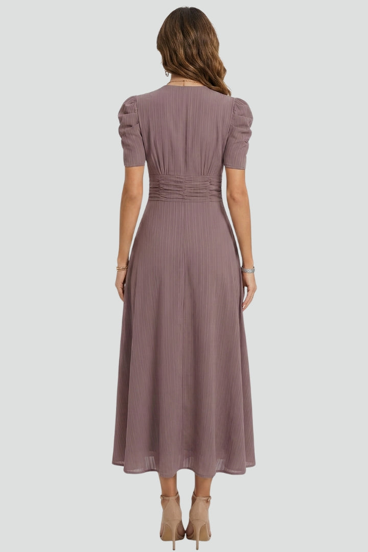 Vestido midi de mulher com decote em V e mangas curtas