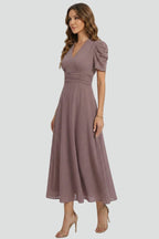 Vestido midi de mulher com decote em V e mangas curtas