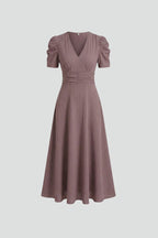 Vestido midi de mulher com decote em V e mangas curtas