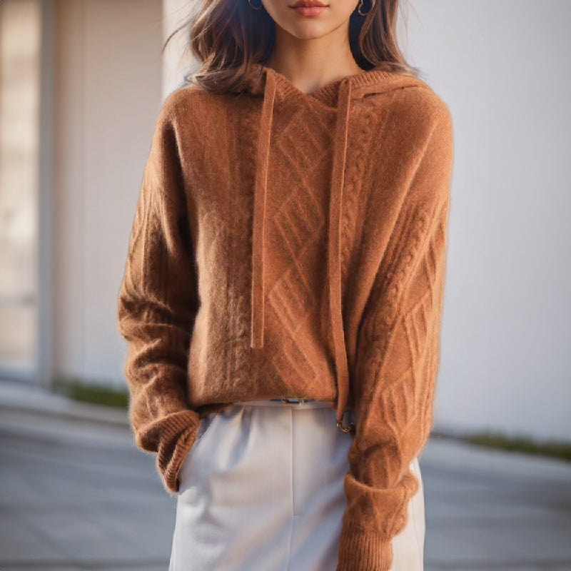 Hættesweater til damer med snoet mønster og lange ærmer