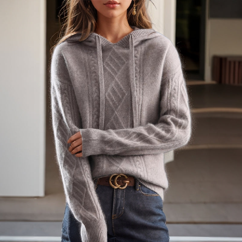 Hættesweater til damer med snoet mønster og lange ærmer