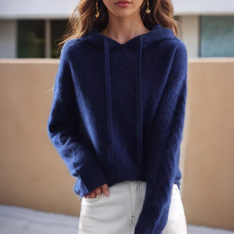Hættesweater til damer med snoet mønster og lange ærmer