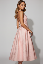 Vestido midi de mulher com decote halter e parte superior justa