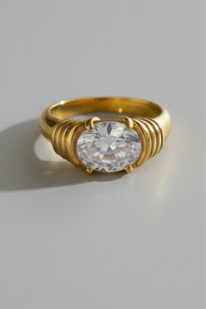 Ring til damer med midtersten og omviklet detalje