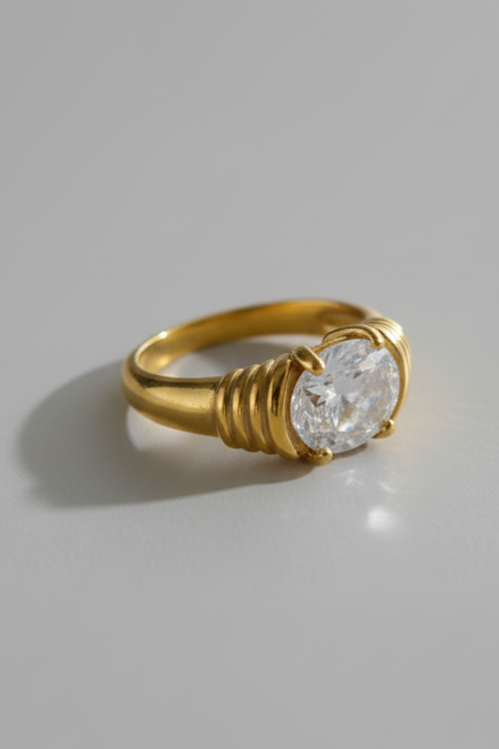 Ring til damer med midtersten og omviklet detalje