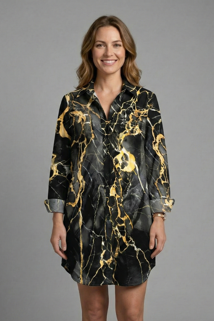 Vestido de mujer con capucha y mangas cortas