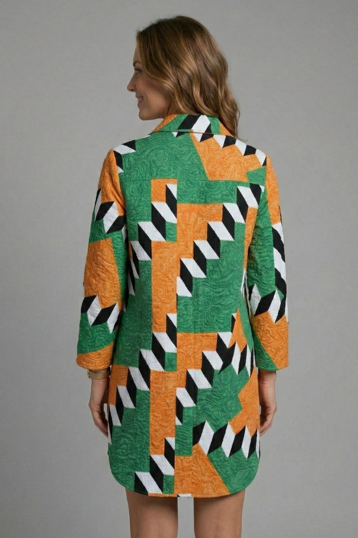 Vestido de mujer con capucha y mangas cortas
