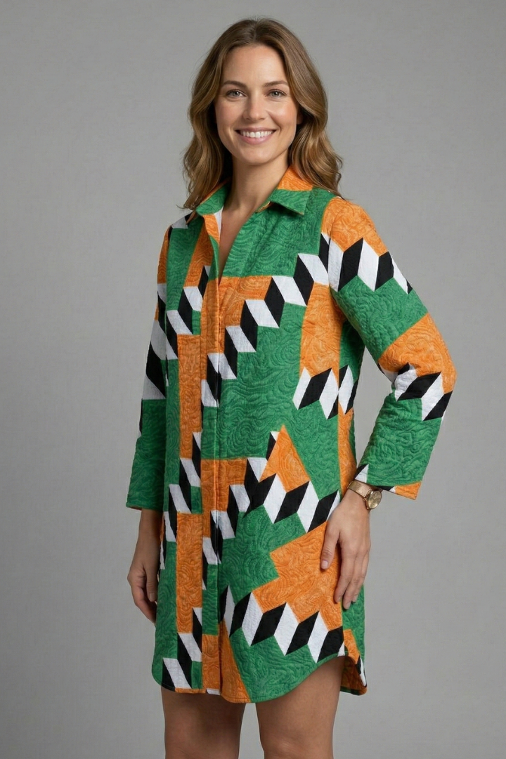 Vestido de mujer con capucha y mangas cortas