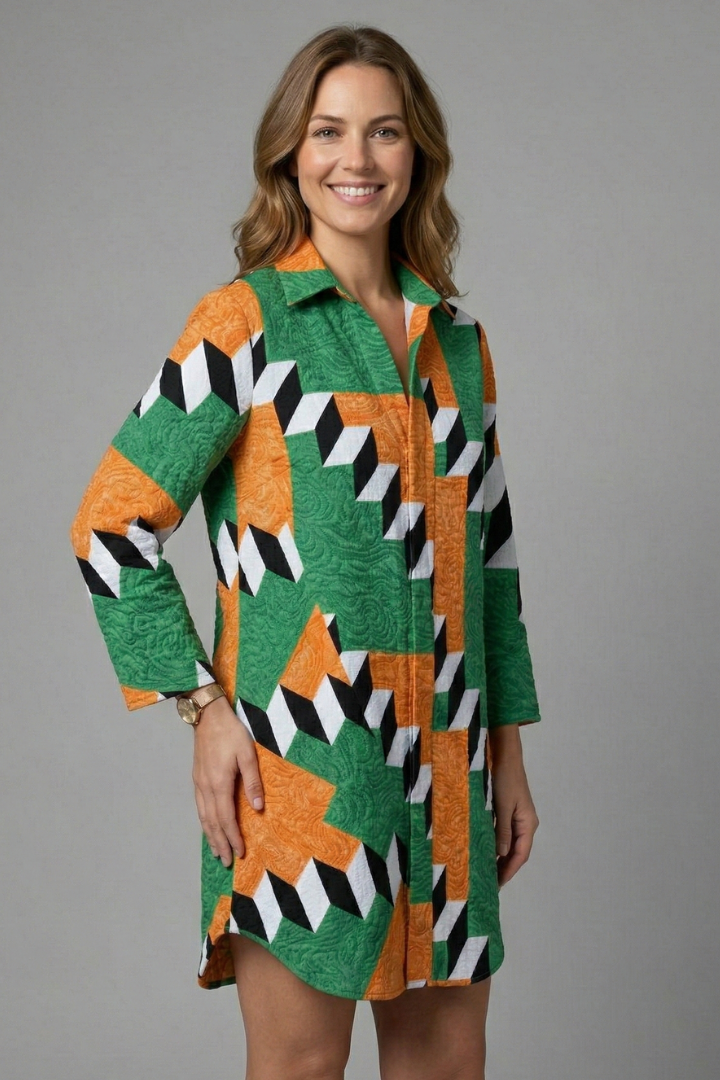 Vestido de mujer con capucha y mangas cortas