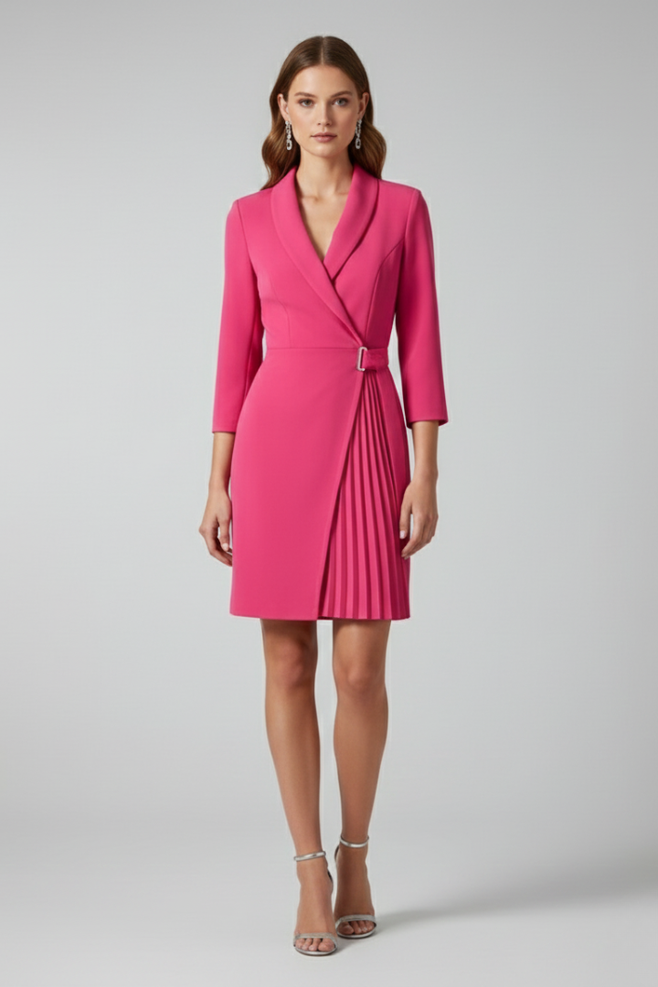 Vestido blazer de mulher com gola entalhada e bainha reta