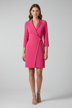 Vestido blazer de mulher com gola entalhada e bainha reta