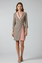 Vestido blazer de mulher com gola entalhada e bainha reta