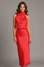Vestido de mulher com decote alto e frente drapeada