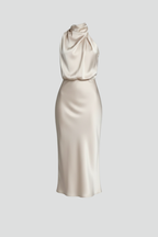 Vestido de mulher com decote alto e frente drapeada
