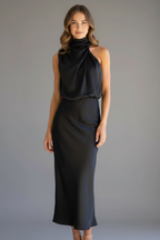 Vestido de mulher com decote alto e frente drapeada