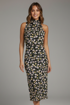 Vestido de mulher com decote alto e frente drapeada