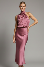 Vestido de mulher com decote alto e frente drapeada