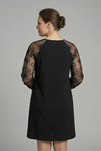 Vestido de mujer con escote redondo y mangas de encaje
