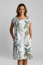 Vestido de mulher com decote redondo e tecido estampado