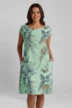 Vestido de mulher com decote redondo e tecido estampado
