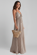 Vestido de mujer de tirantes con acabado plisado