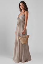 Vestido de mujer de tirantes con acabado plisado
