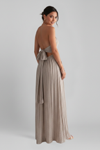 Vestido de mujer de tirantes con acabado plisado