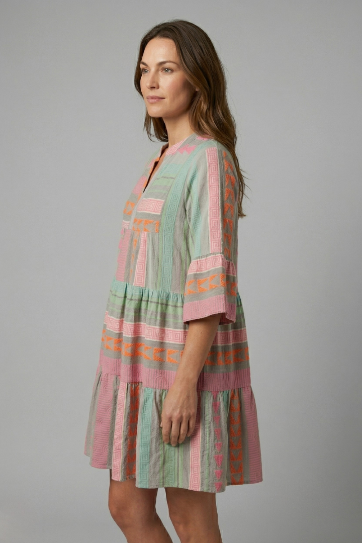 Vestido de mujer con abertura en el escote y manga 3/4
