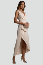 Vestido de mujer con escote en V y bajo asimétrico