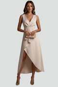 Vestido de mujer con escote en V y bajo asimétrico