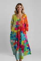 Vestido de mulher com decote em V e tecido estampado