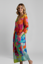 Vestido de mulher com decote em V e tecido estampado