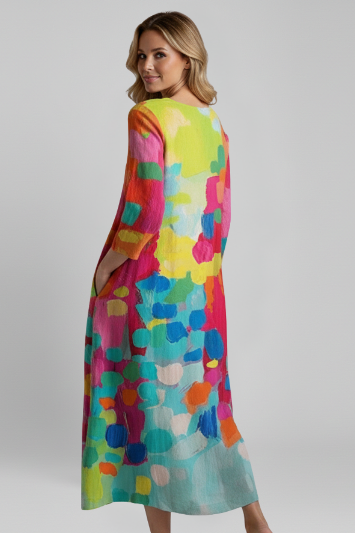 Vestido de mulher com decote em V e tecido estampado