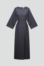 Vestido de mulher com mangas largas e atilho na cintura
