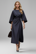 Vestido de mulher com mangas largas e atilho na cintura