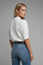 Blusa de mulher com renda e frente bordada