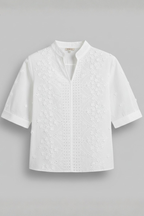 Blusa de mulher com renda e frente bordada