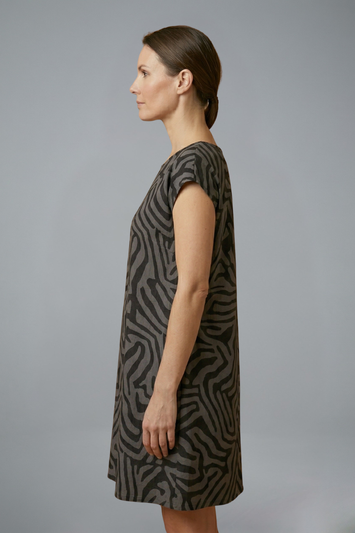 Vestido midi de mulher com corte em A e mangas largas