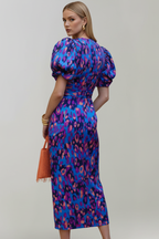Vestido midi de mulher com mangas bufantes e cintura franzida