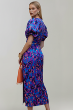 Vestido midi de mulher com mangas bufantes e cintura franzida