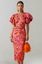 Vestido midi de mulher com mangas bufantes e cintura franzida