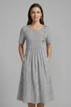 Vestido midi de mujer con escote en V y detalle de botones