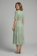 Vestido midi de mulher com decote em V e mangas curtas 4